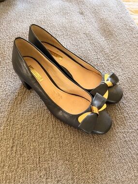 Louise et Cie Navy Pumps with Bow and Gold Accent